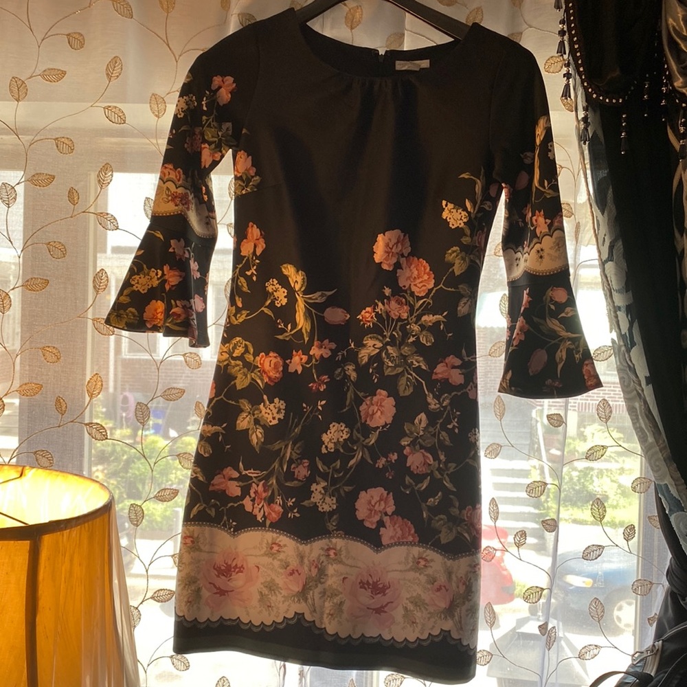 XS NEW YORK & COMPANY BLACK WITH BEAUTIFUL ROSES ON IT.